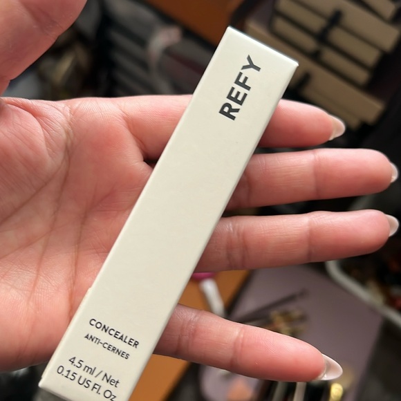 REFY CONCEALER - Picture 1 of 2